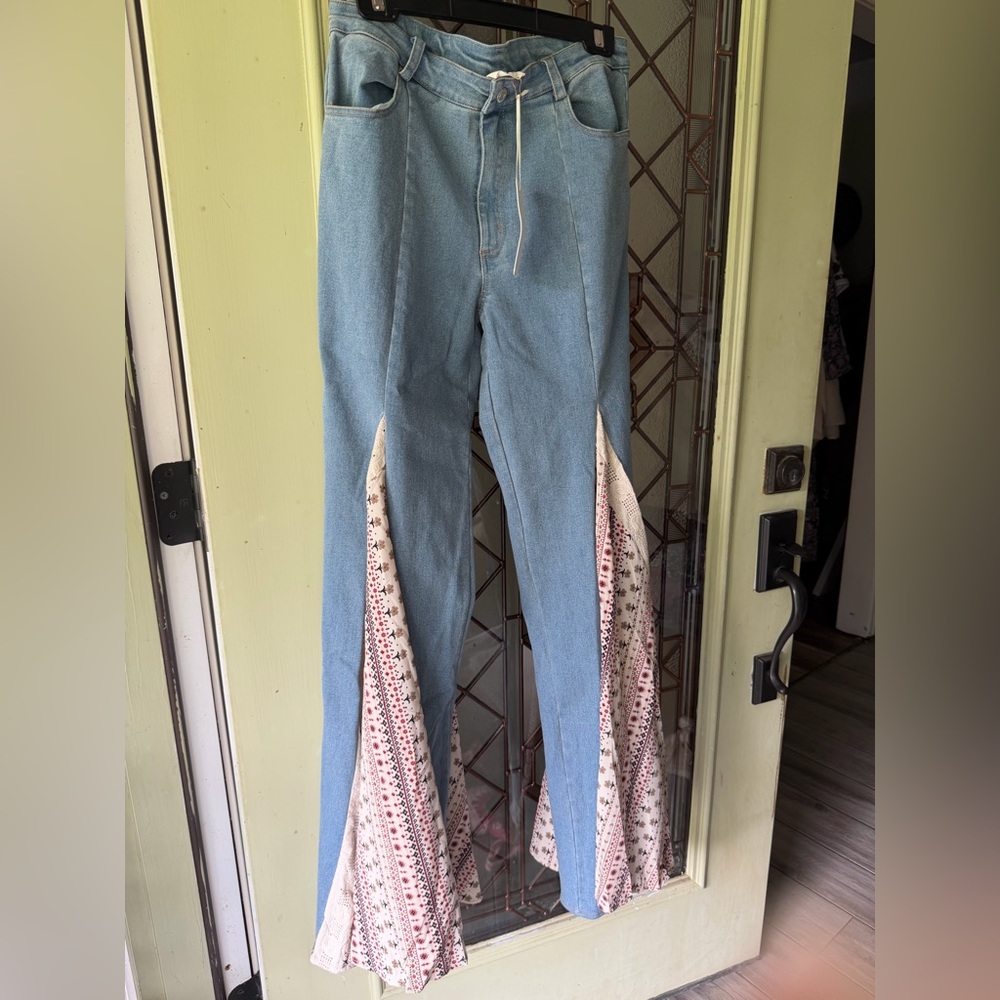 Wisteria Lane NWT Boho Split-Flare Light Wash Denim Jeans with Printed Inset